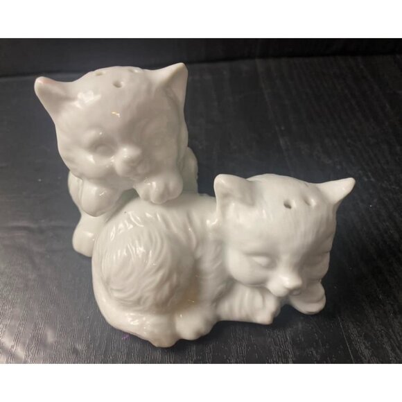 Vintage Ceramic White Persian Cuddling Cat Salt & Pepper Shakers with Stoppers - Picture 2 of 5